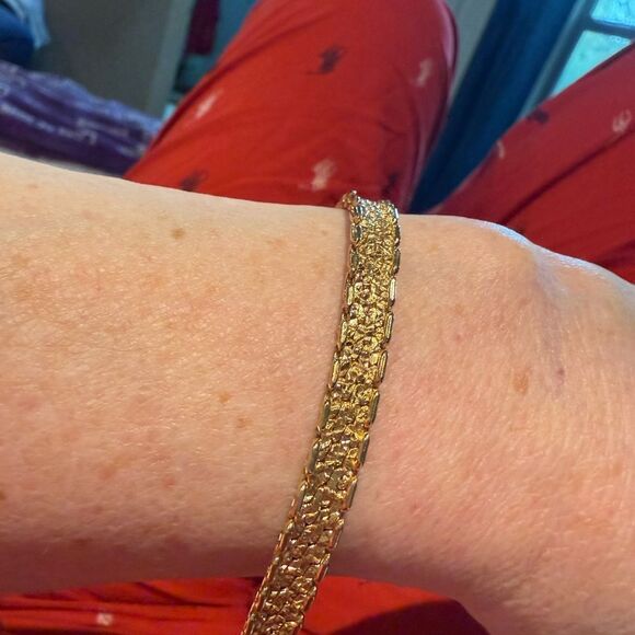 Pair of Gorgeous Monet Gold Bracelets one braided with clasp plus classic bangle - Picture 4 of 9